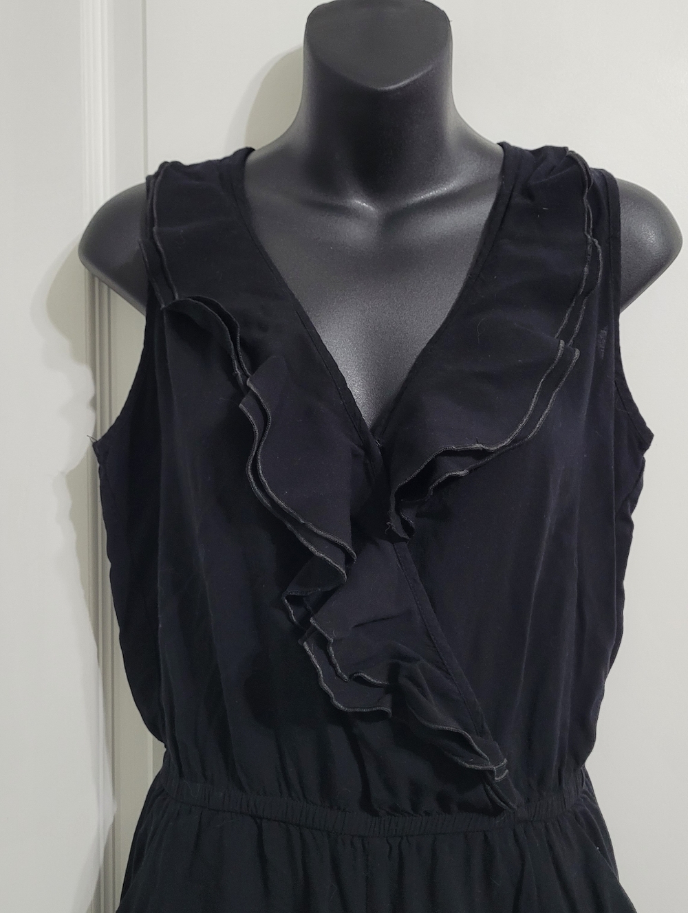 💲2️⃣ Trendsetter Sleeveless Black Ruffle Cross-Over V-Neck Jumpsuit Size Med - Picture 3 of 13